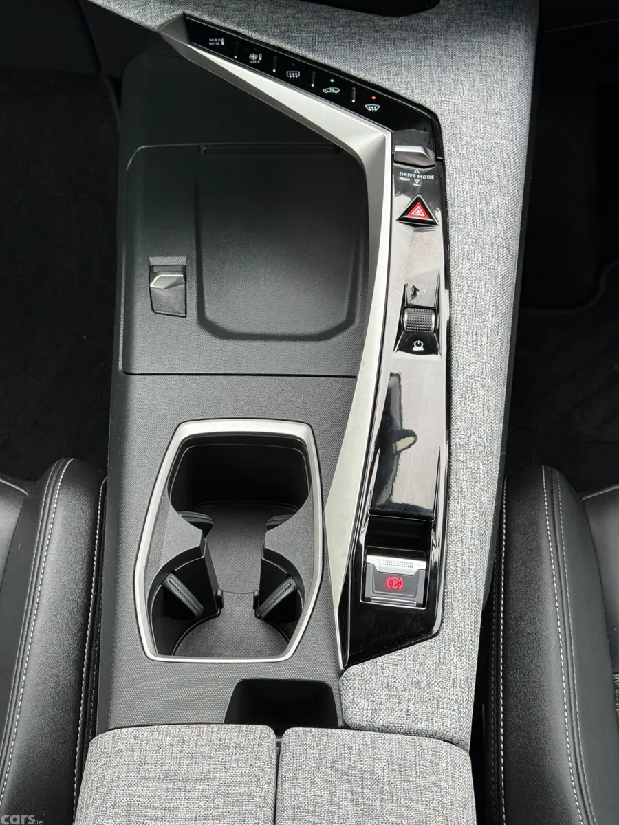 Peugeot 5008 MPV, Petrol, 2025, Grey