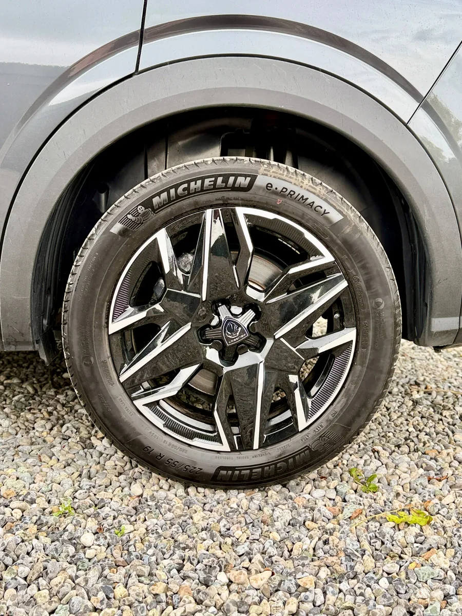 Peugeot 5008 MPV, Petrol, 2025, Grey