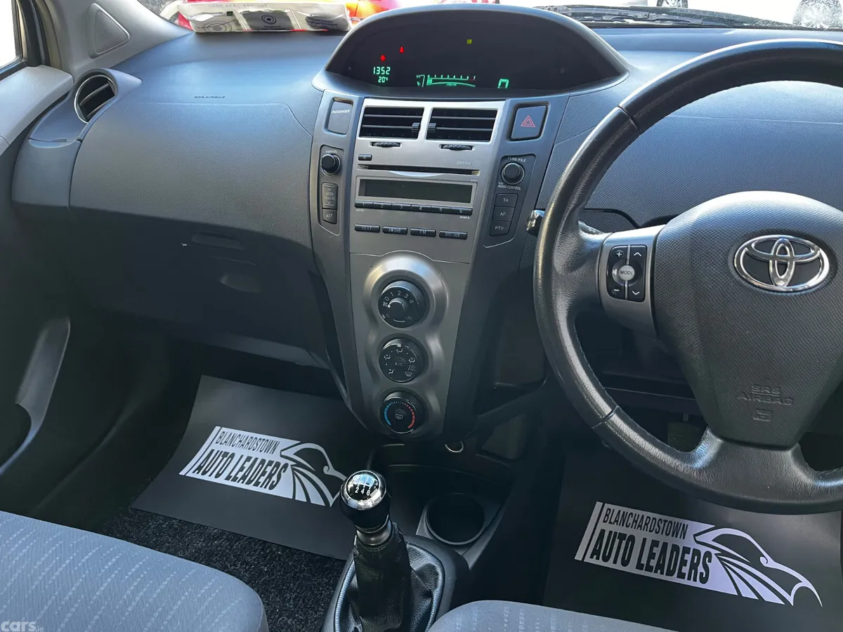 Toyota Yaris Hatchback, Petrol, 2010, Silver