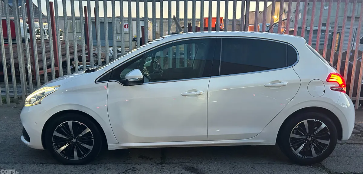 Peugeot 208 Hatchback, Petrol, 2020, White