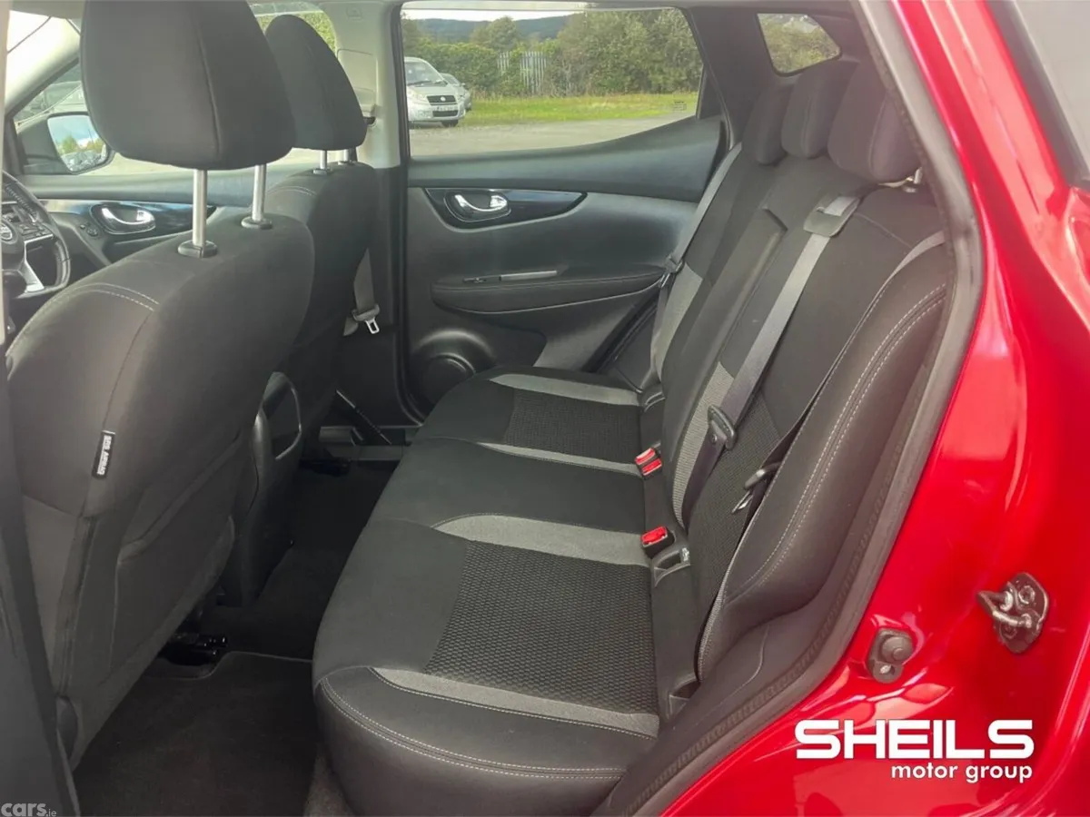 Nissan Qashqai MPV, Petrol, 2018, Red