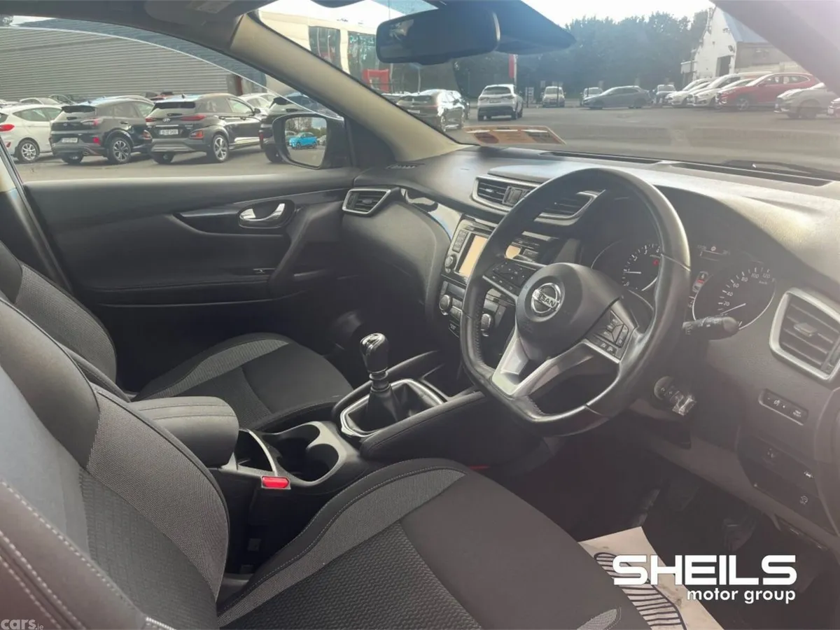 Nissan Qashqai MPV, Petrol, 2018, Red