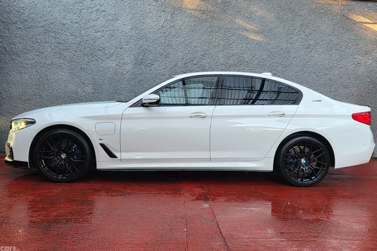 BMW 5-Series Saloon, Petrol Plug-in Hybrid, 2017, White
