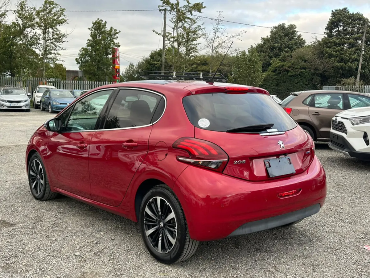 Peugeot 208 Hatchback, Petrol, 2017, Red