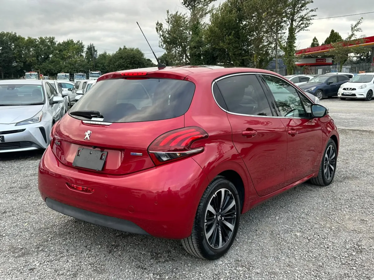 Peugeot 208 Hatchback, Petrol, 2017, Red