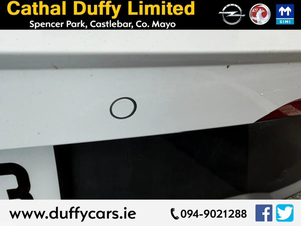 Hyundai i20 Hatchback, Petrol, 2024, White