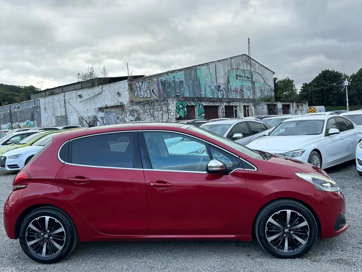 Peugeot 208 Hatchback, Petrol, 2017, Red