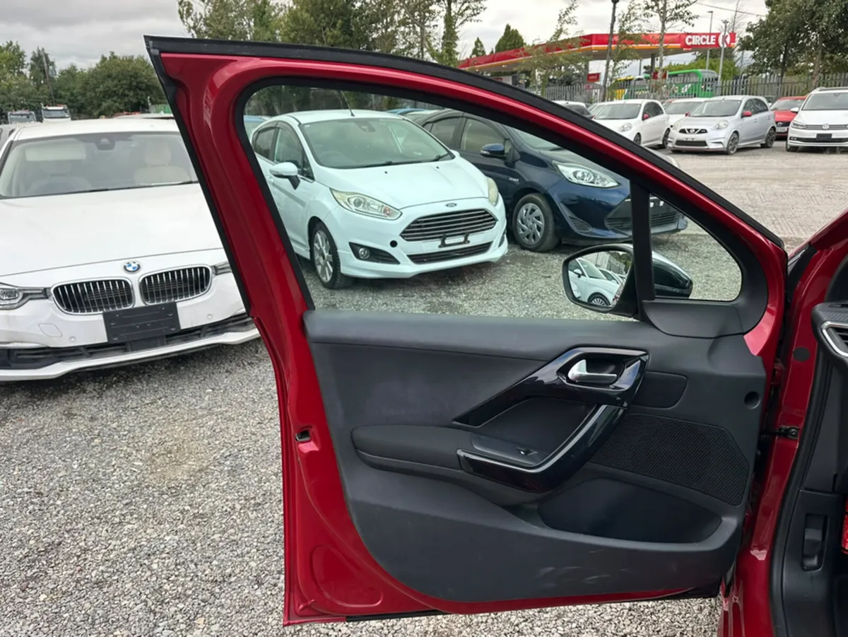 Peugeot 208 Hatchback, Petrol, 2017, Red