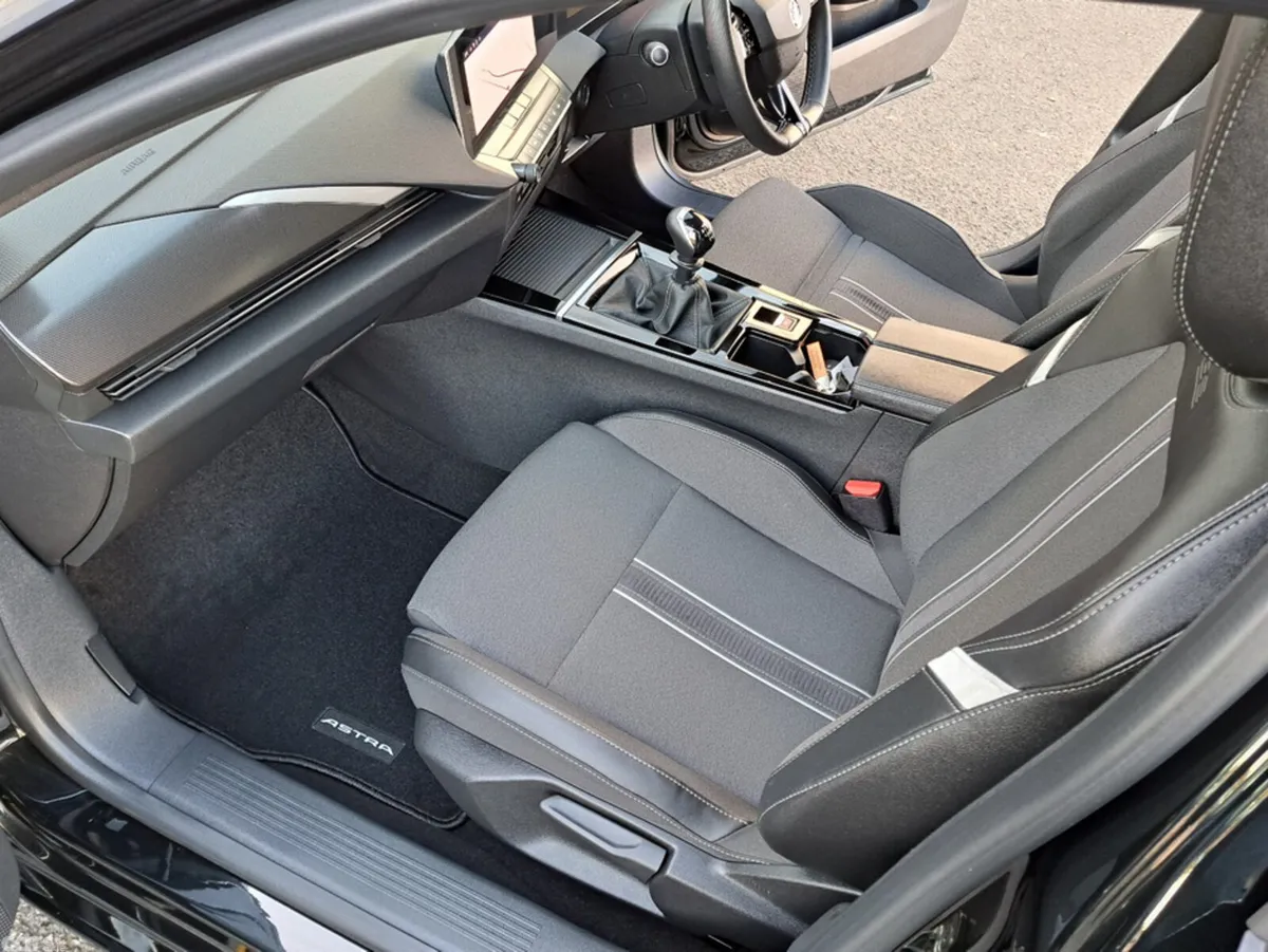 Opel Astra Hatchback, Petrol, 2023, Black