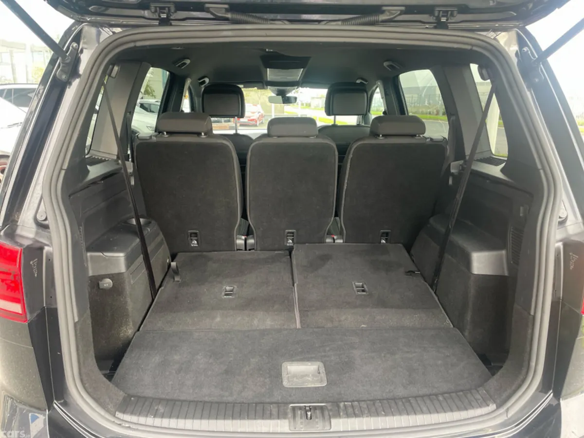 Volkswagen Touran MPV, Petrol, 2016, Black