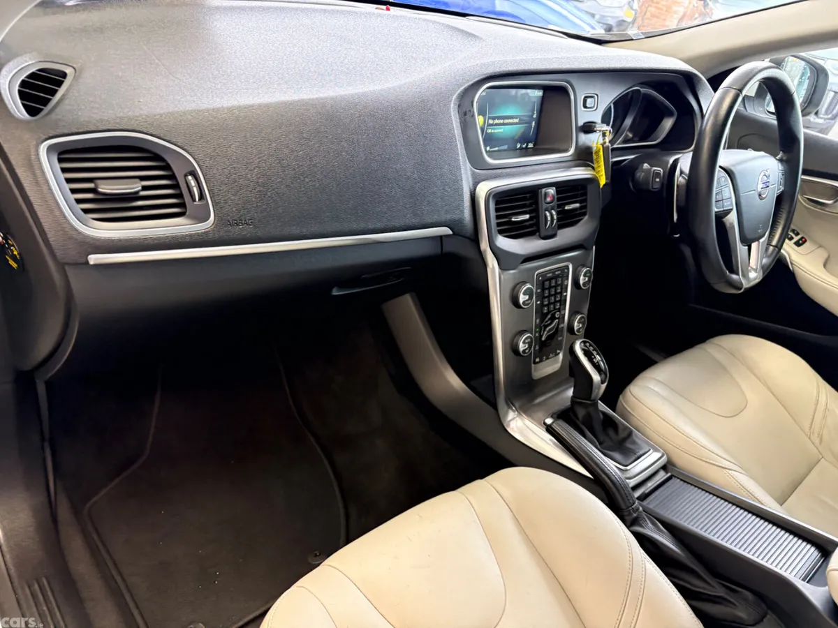 Volvo V40 Hatchback, Diesel, 2016, White