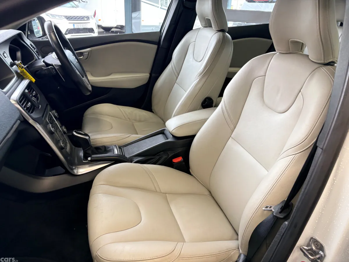 Volvo V40 Hatchback, Diesel, 2016, White