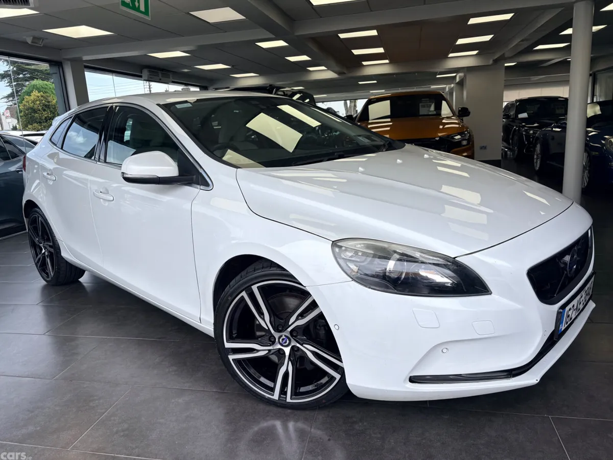 Volvo V40 Hatchback, Diesel, 2016, White