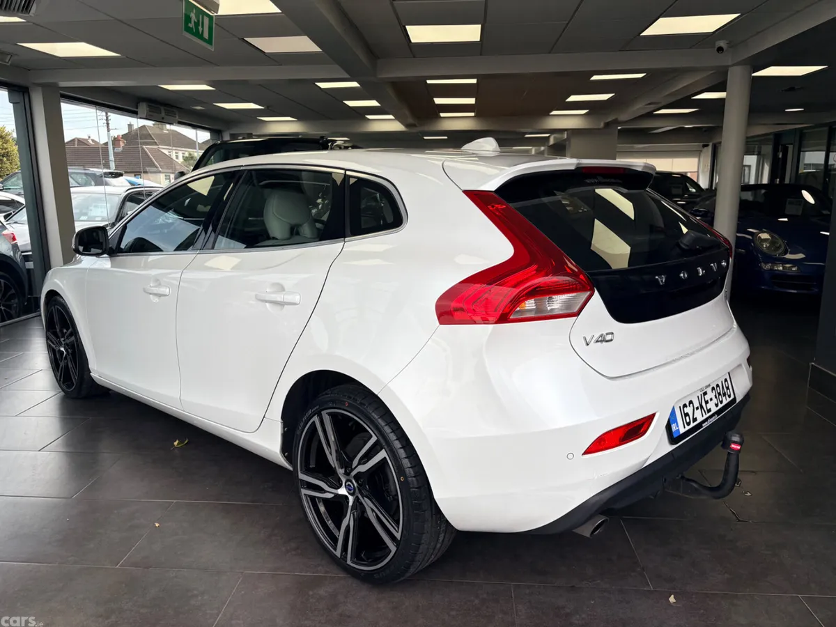 Volvo V40 Hatchback, Diesel, 2016, White