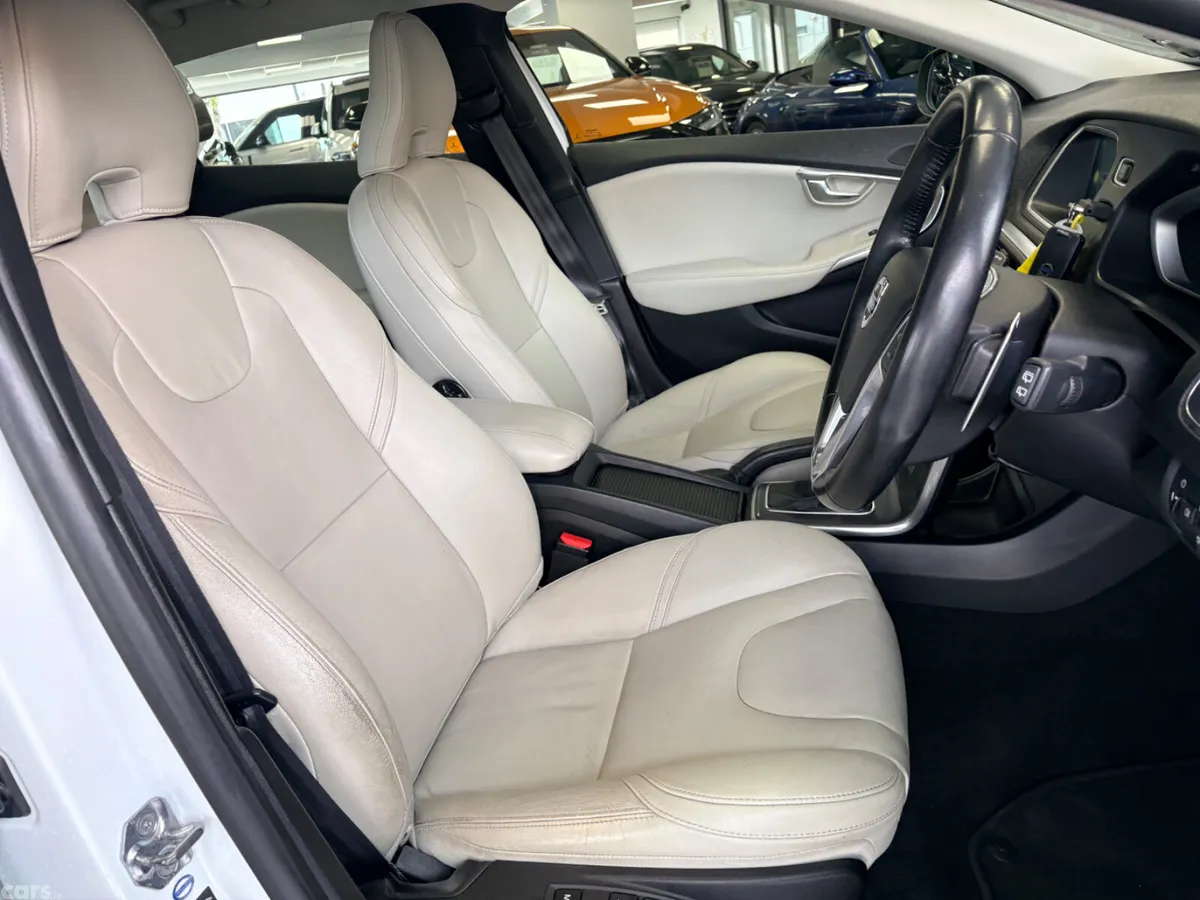 Volvo V40 Hatchback, Diesel, 2016, White