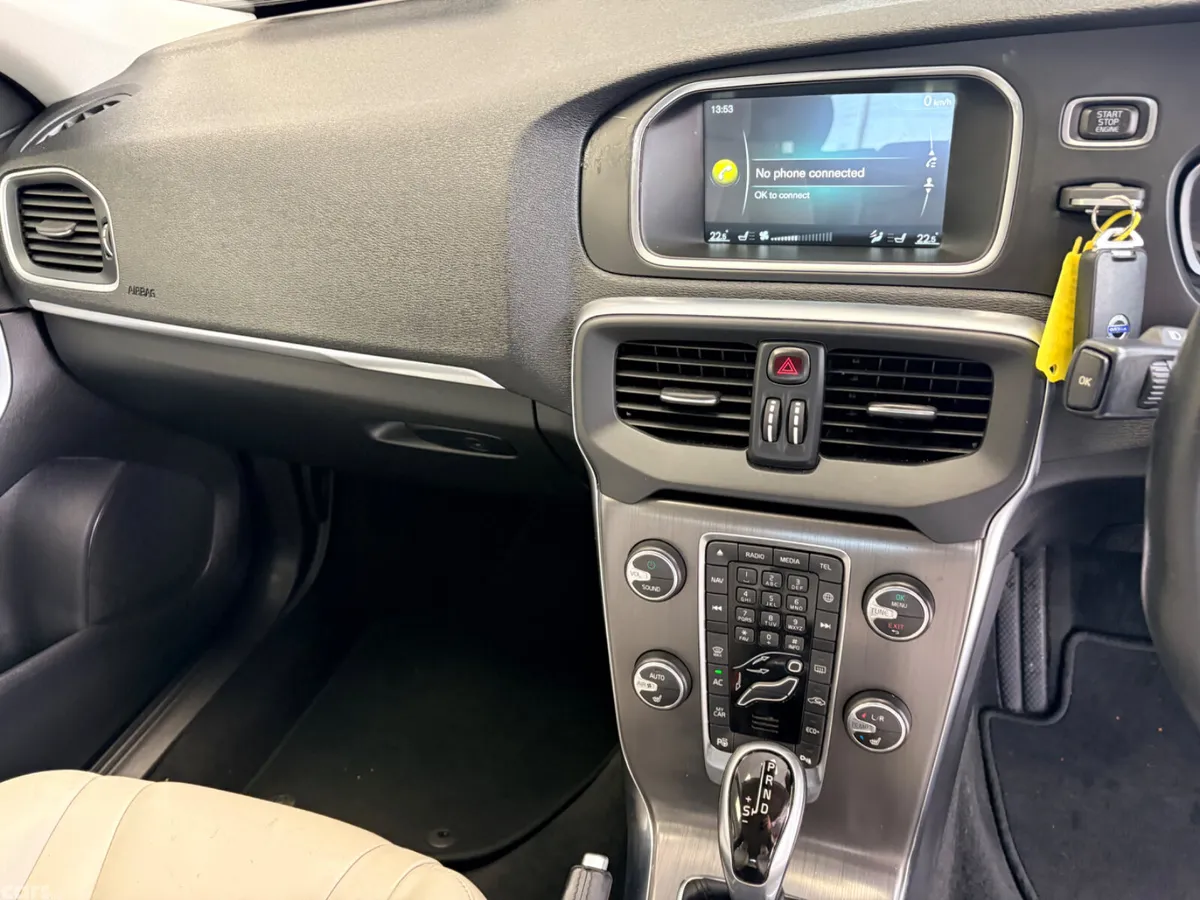 Volvo V40 Hatchback, Diesel, 2016, White