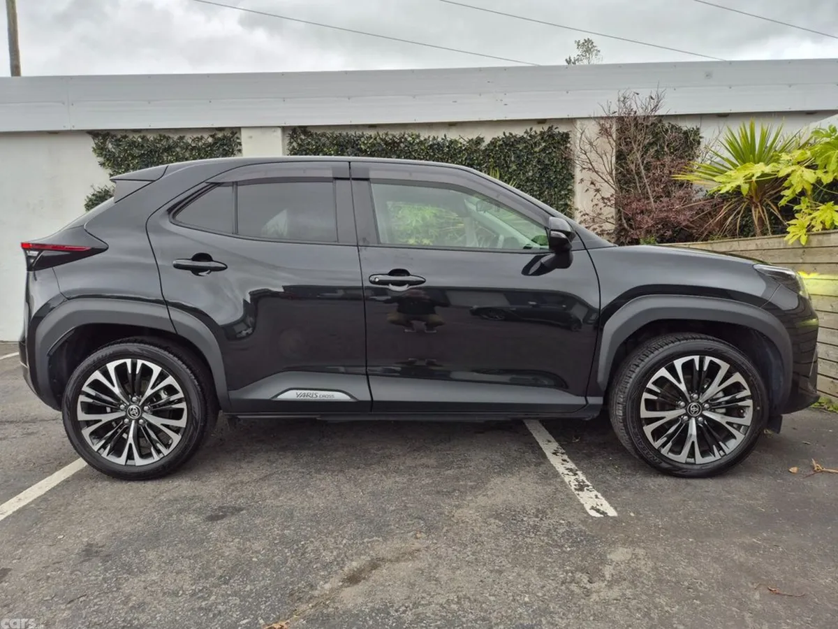 Toyota Yaris Cross SUV, Petrol Plug-in Hybrid, 2023, Black
