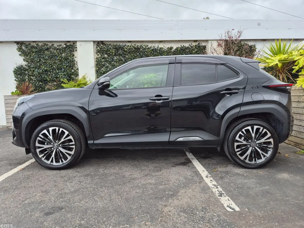 Toyota Yaris Cross SUV, Petrol Plug-in Hybrid, 2023, Black