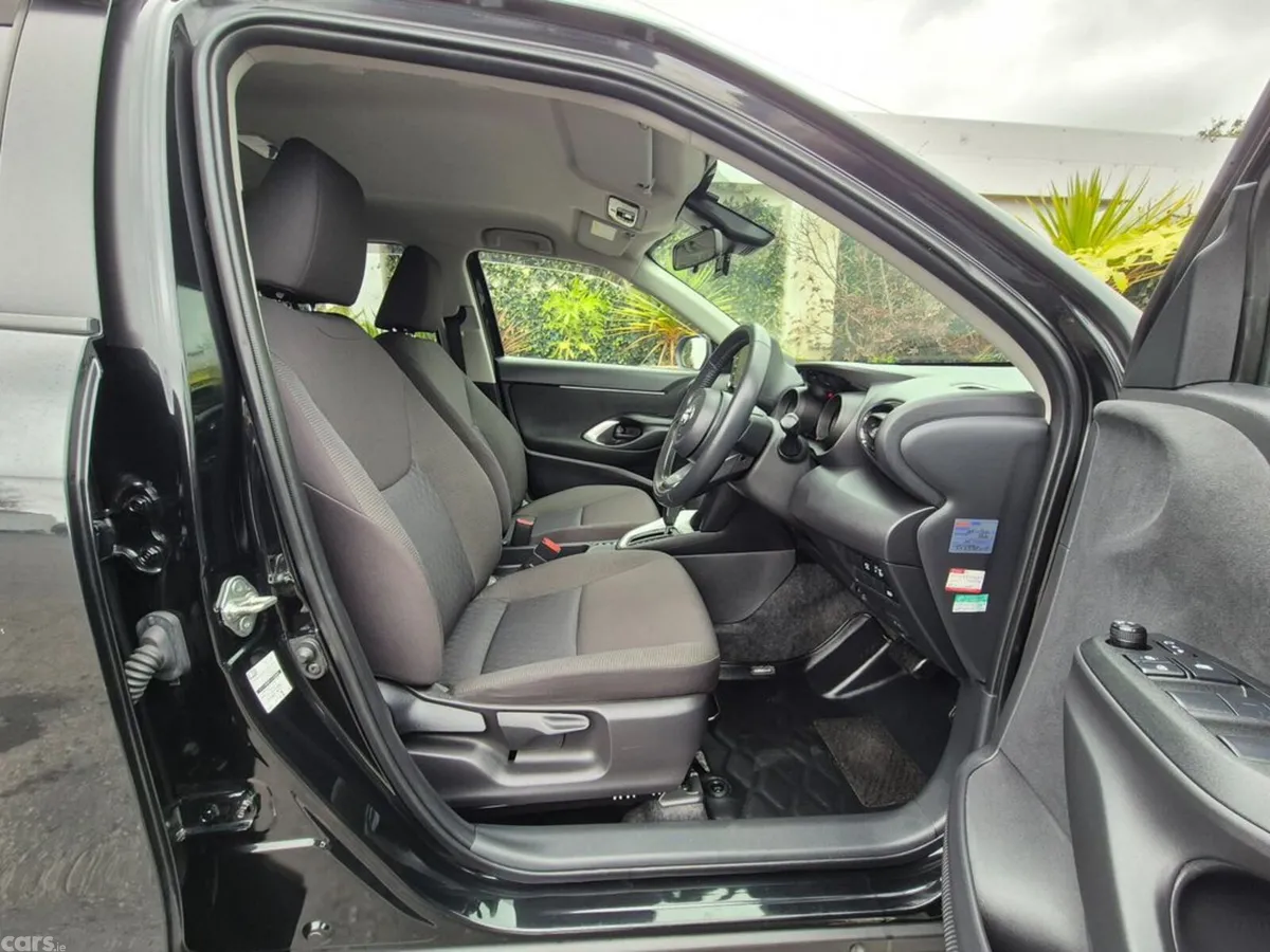 Toyota Yaris Cross SUV, Petrol Plug-in Hybrid, 2023, Black