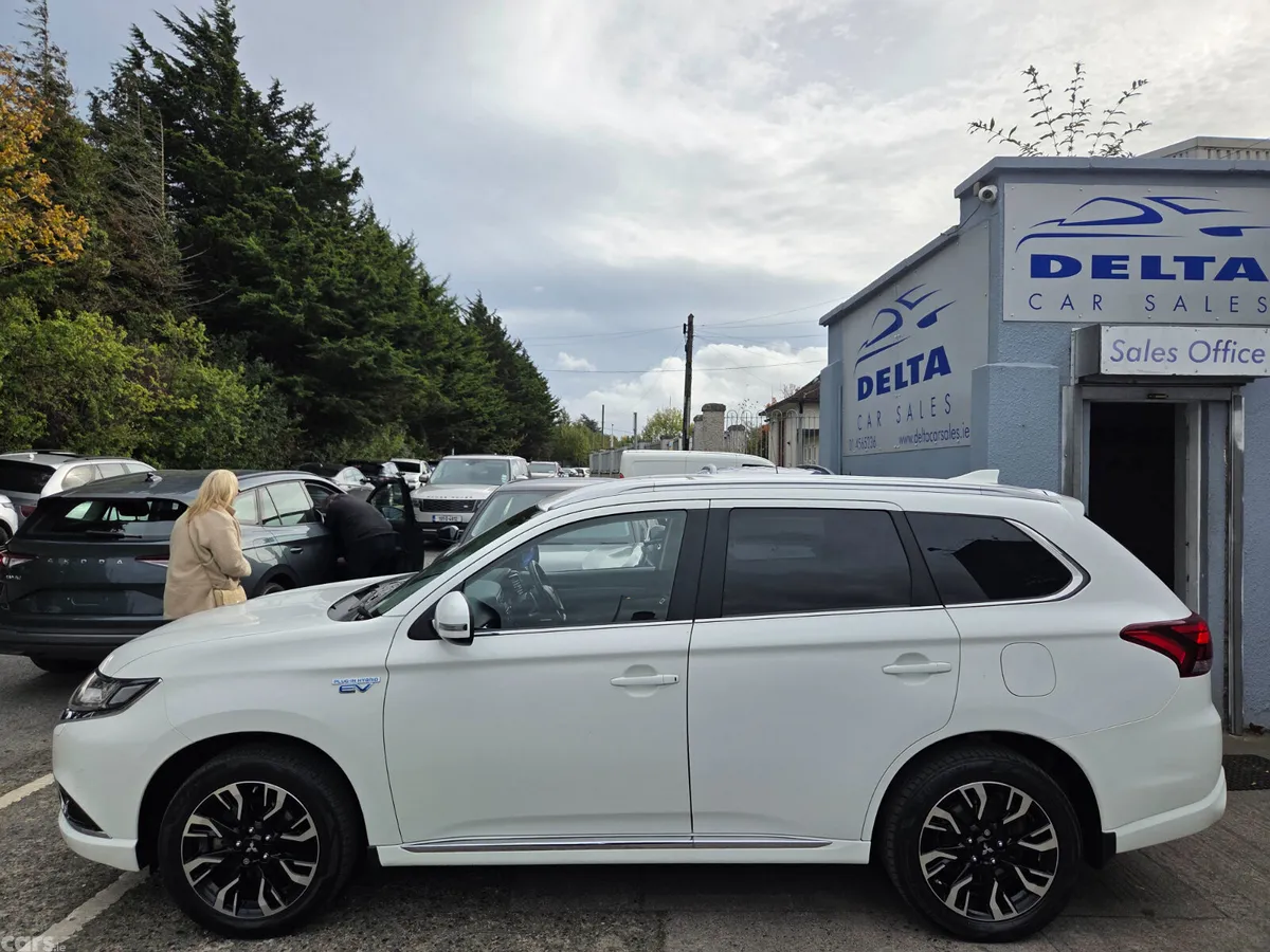 Mitsubishi Outlander SUV, Petrol Hybrid, 2016, White