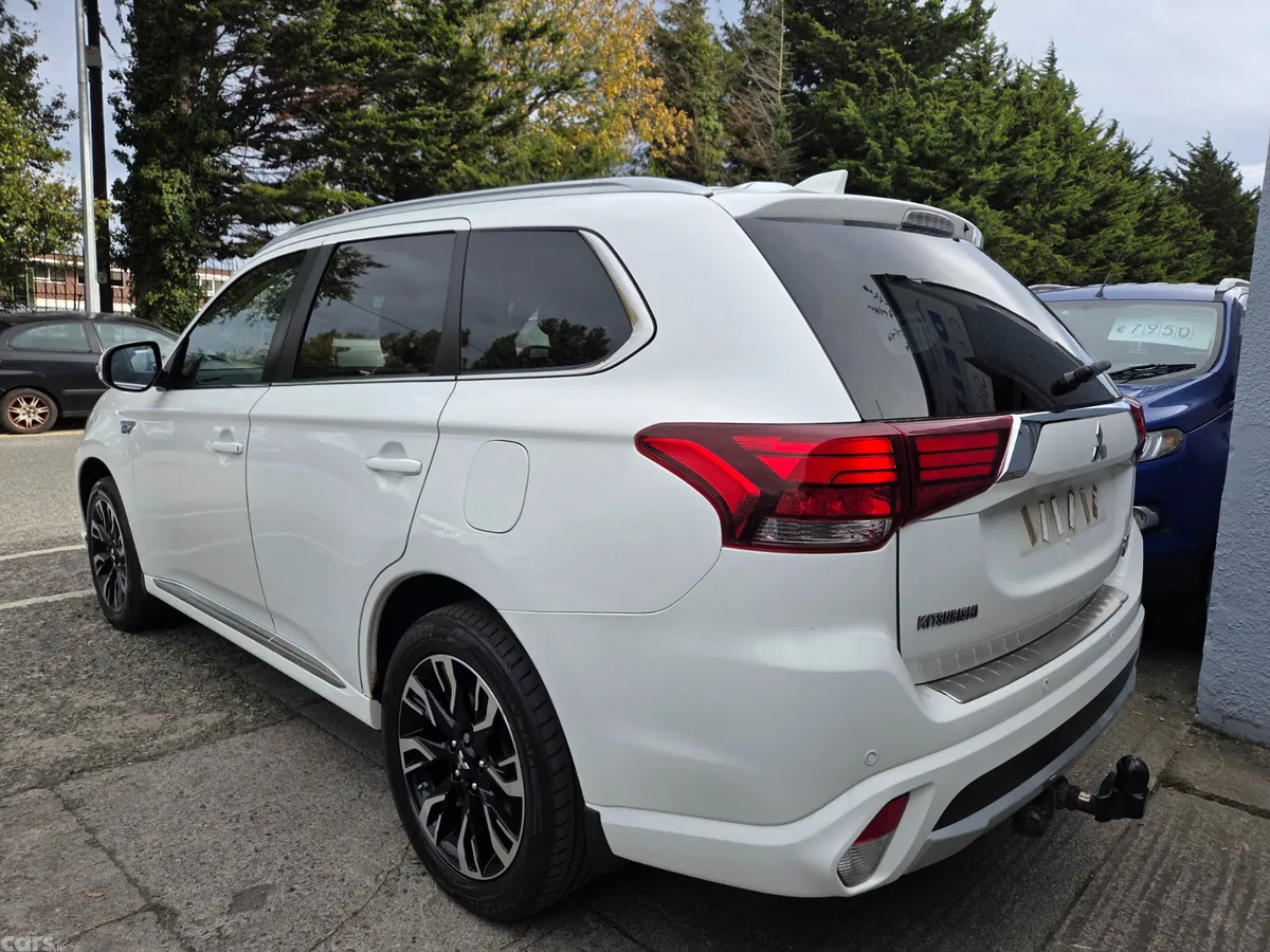 Mitsubishi Outlander SUV, Petrol Hybrid, 2016, White