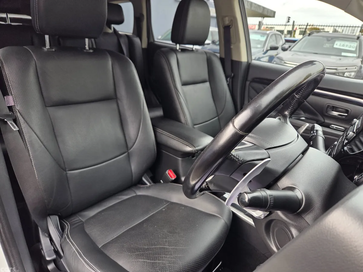 Mitsubishi Outlander SUV, Petrol Hybrid, 2016, White