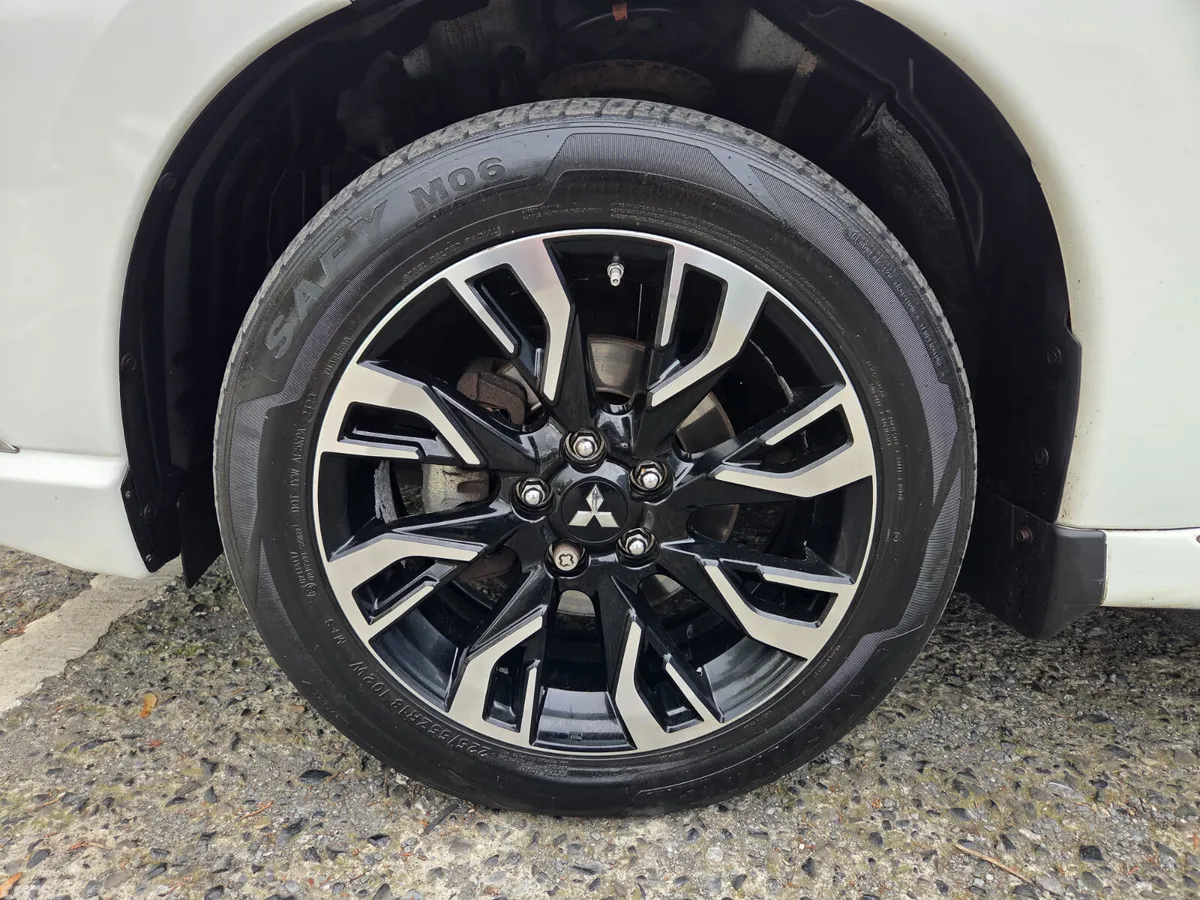 Mitsubishi Outlander SUV, Petrol Hybrid, 2016, White