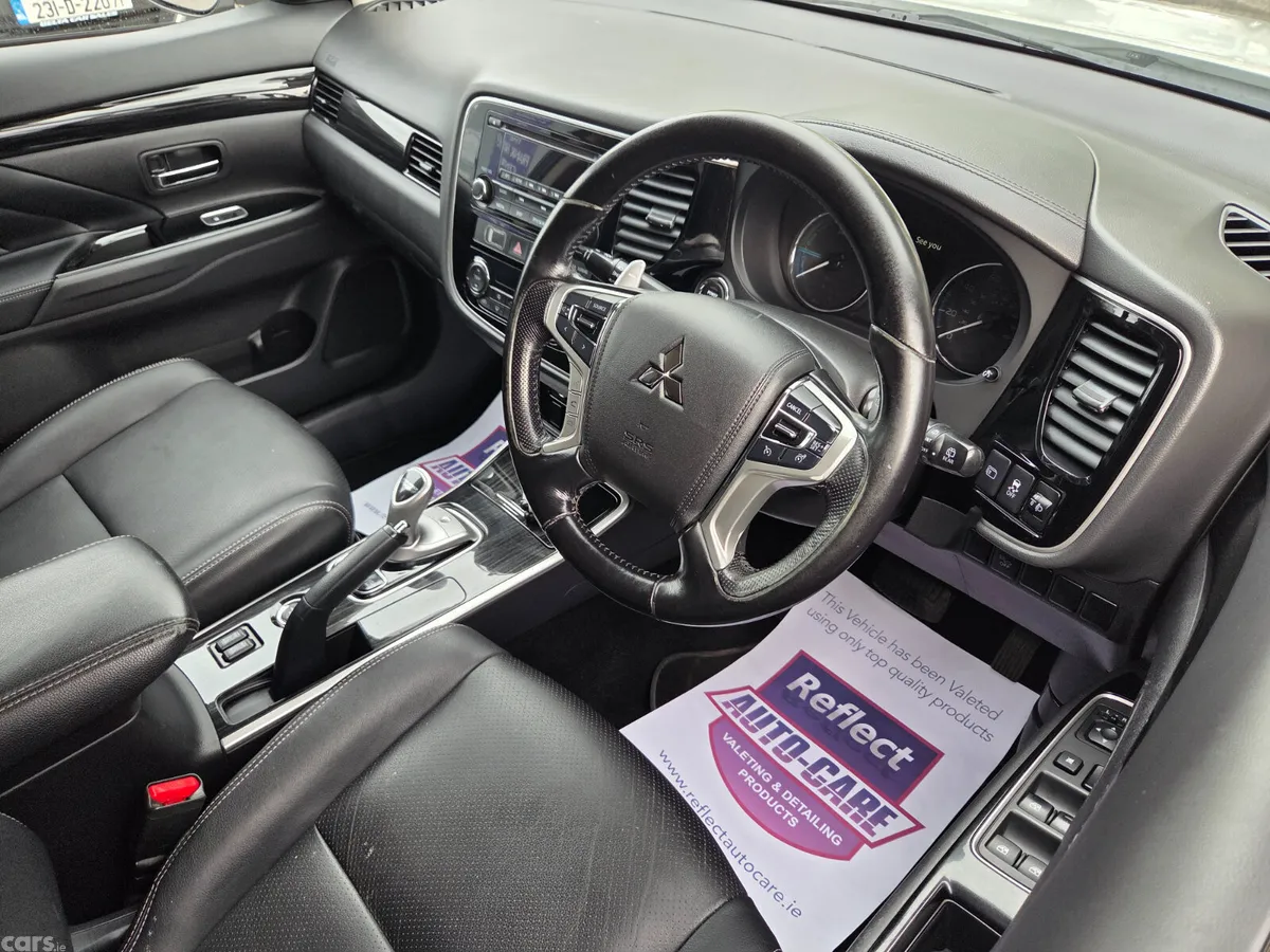 Mitsubishi Outlander SUV, Petrol Hybrid, 2016, White
