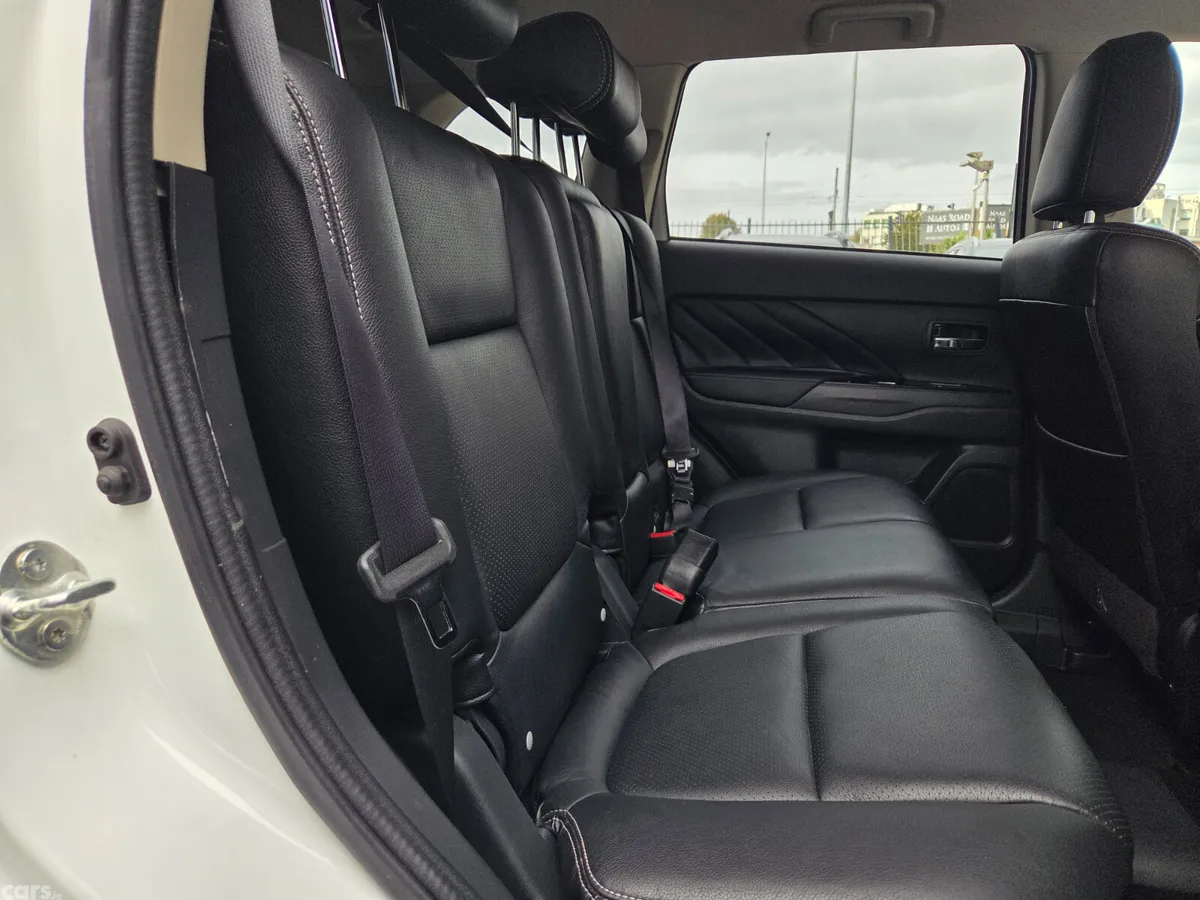Mitsubishi Outlander SUV, Petrol Hybrid, 2016, White