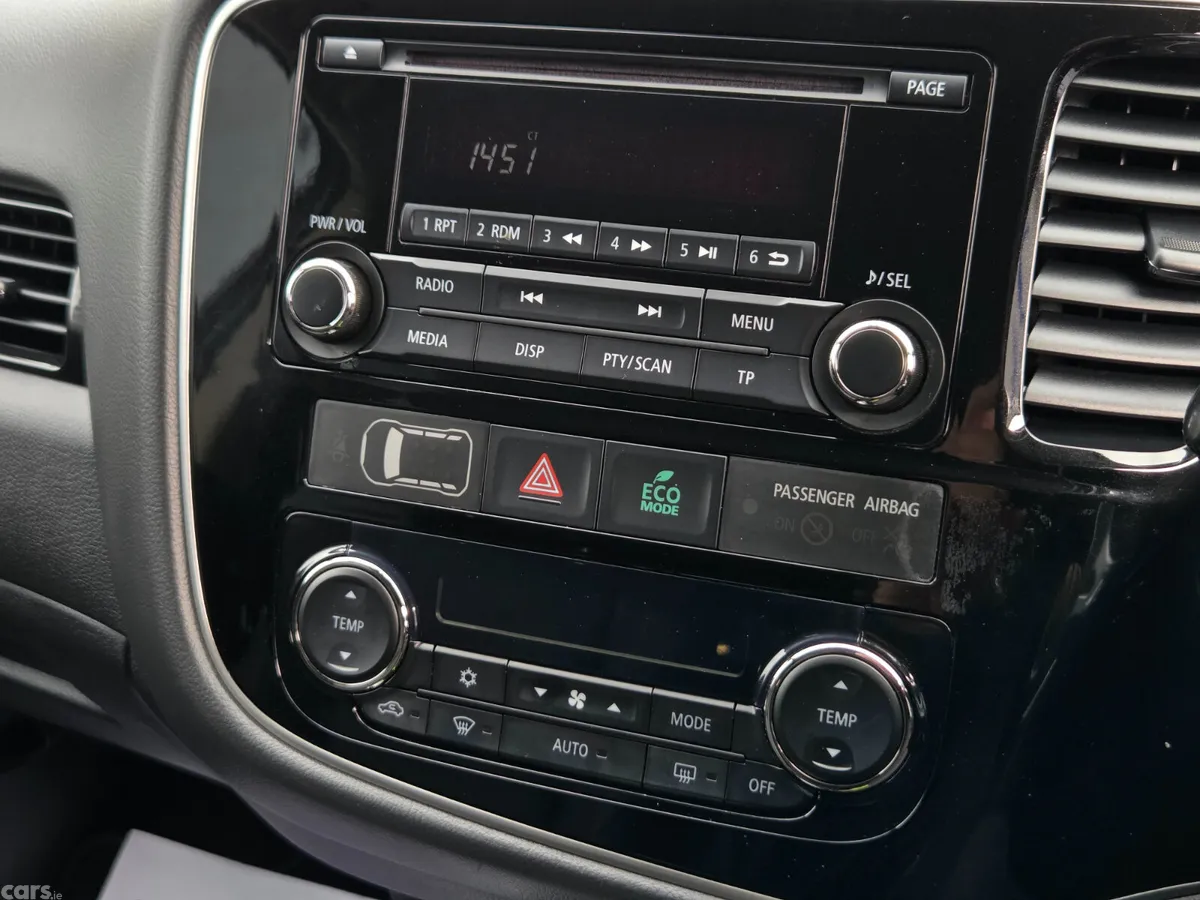 Mitsubishi Outlander SUV, Petrol Hybrid, 2016, White