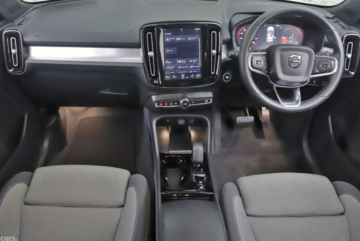 Volvo XC40 SUV, Petrol Plug-in Hybrid, 2023, White