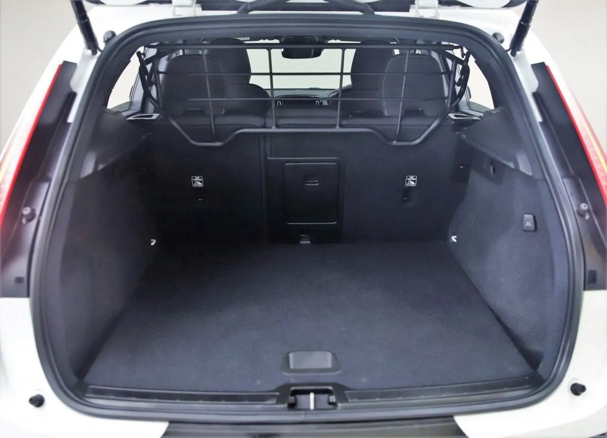 Volvo XC40 SUV, Petrol Plug-in Hybrid, 2023, White