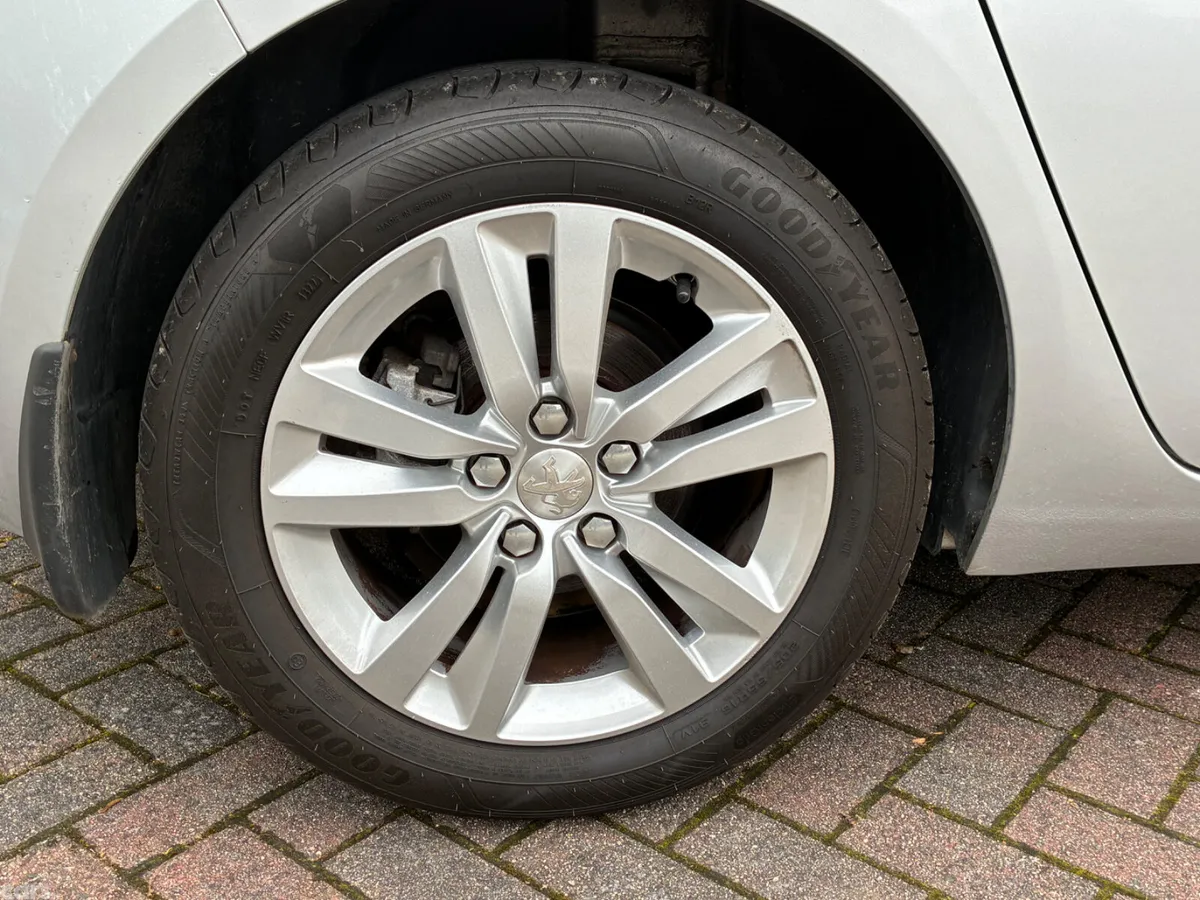 Peugeot 308 Hatchback, Petrol, 2016, Grey