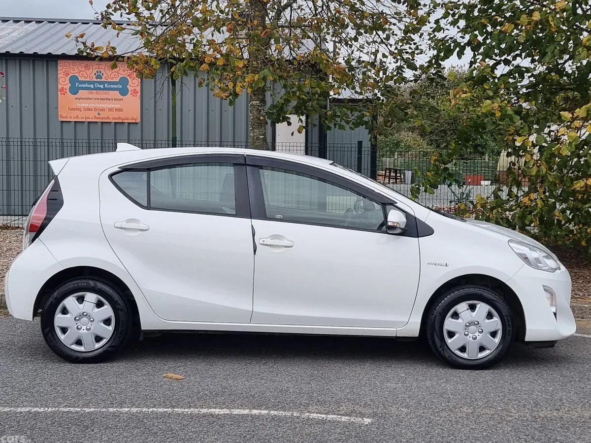 Toyota Aqua Hatchback, Petrol Hybrid, 2017, White