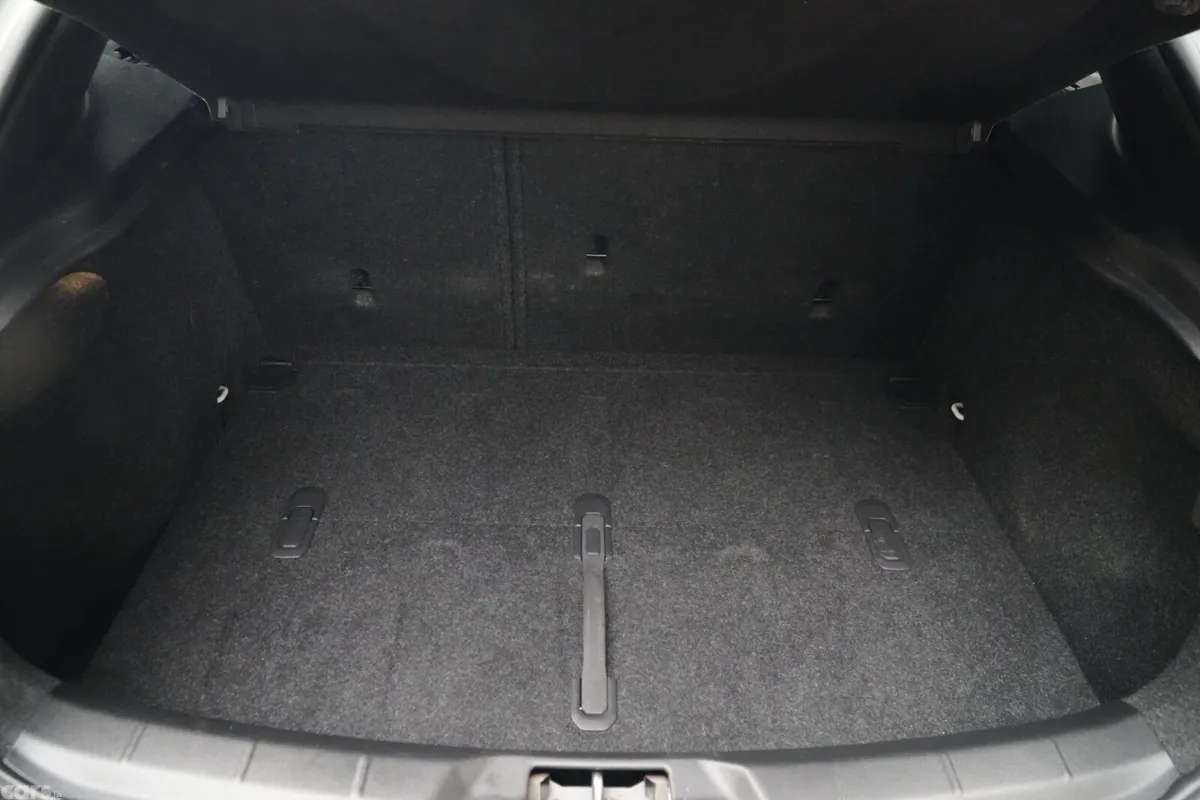 Volvo V40 Hatchback, Diesel, 2016, White