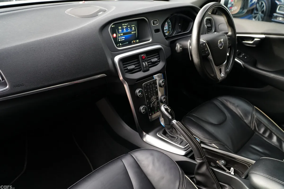 Volvo V40 Hatchback, Diesel, 2016, White