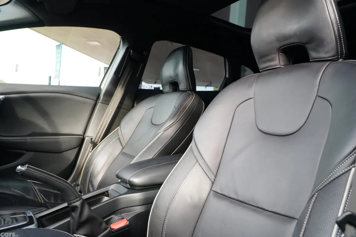 Volvo V40 Hatchback, Diesel, 2016, White