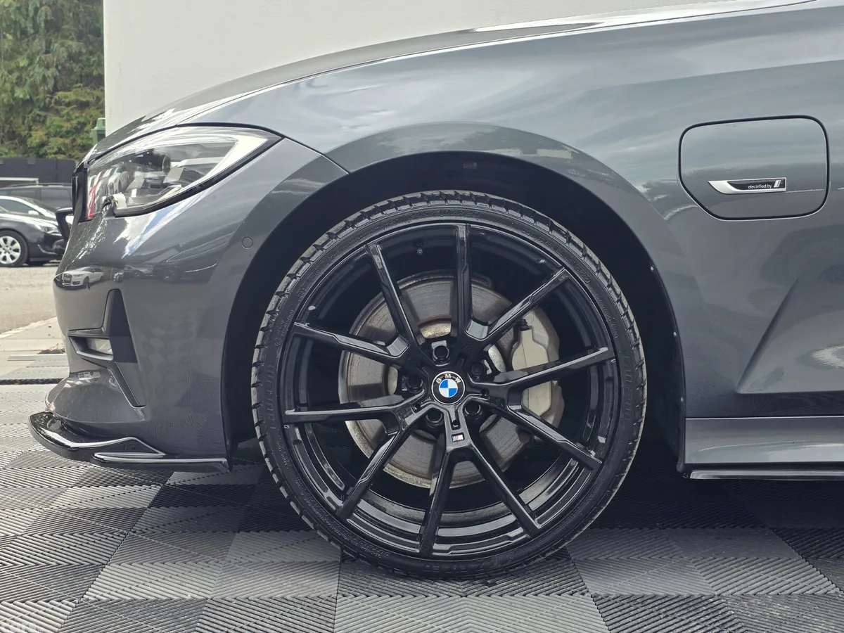 BMW 3-Series Estate, Petrol Hybrid, 2022, Grey