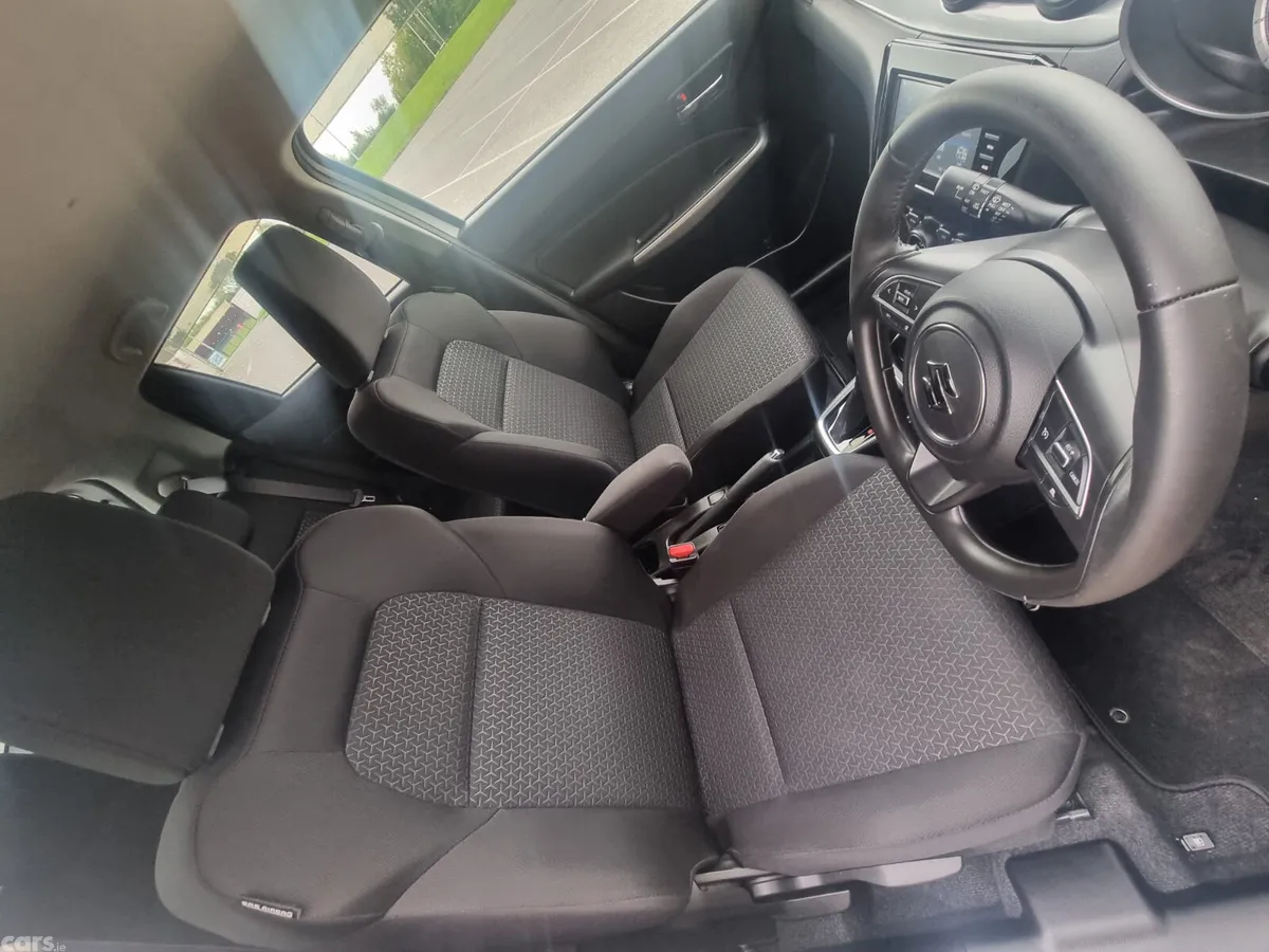 Suzuki Swift Hatchback, Petrol, 2019, Silver