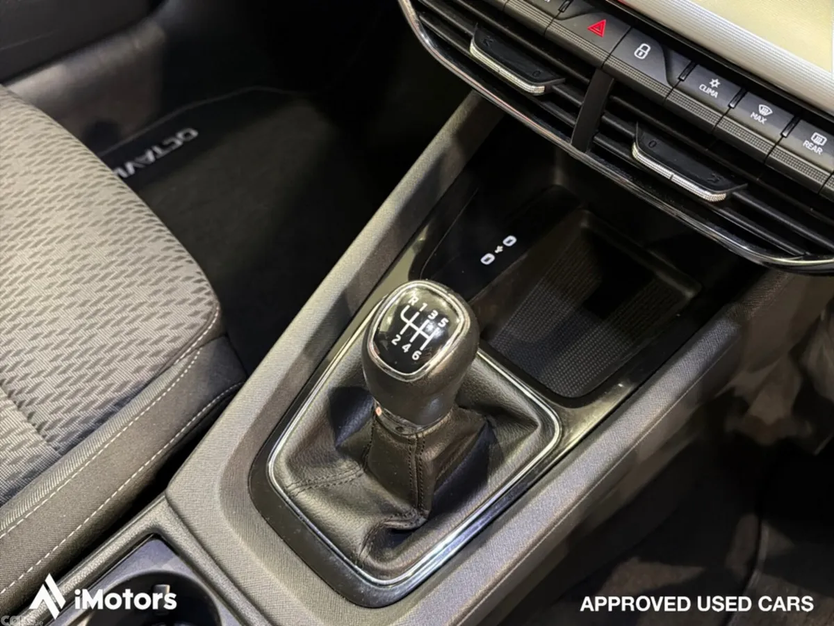 Skoda Octavia Saloon, Diesel, 2023, White