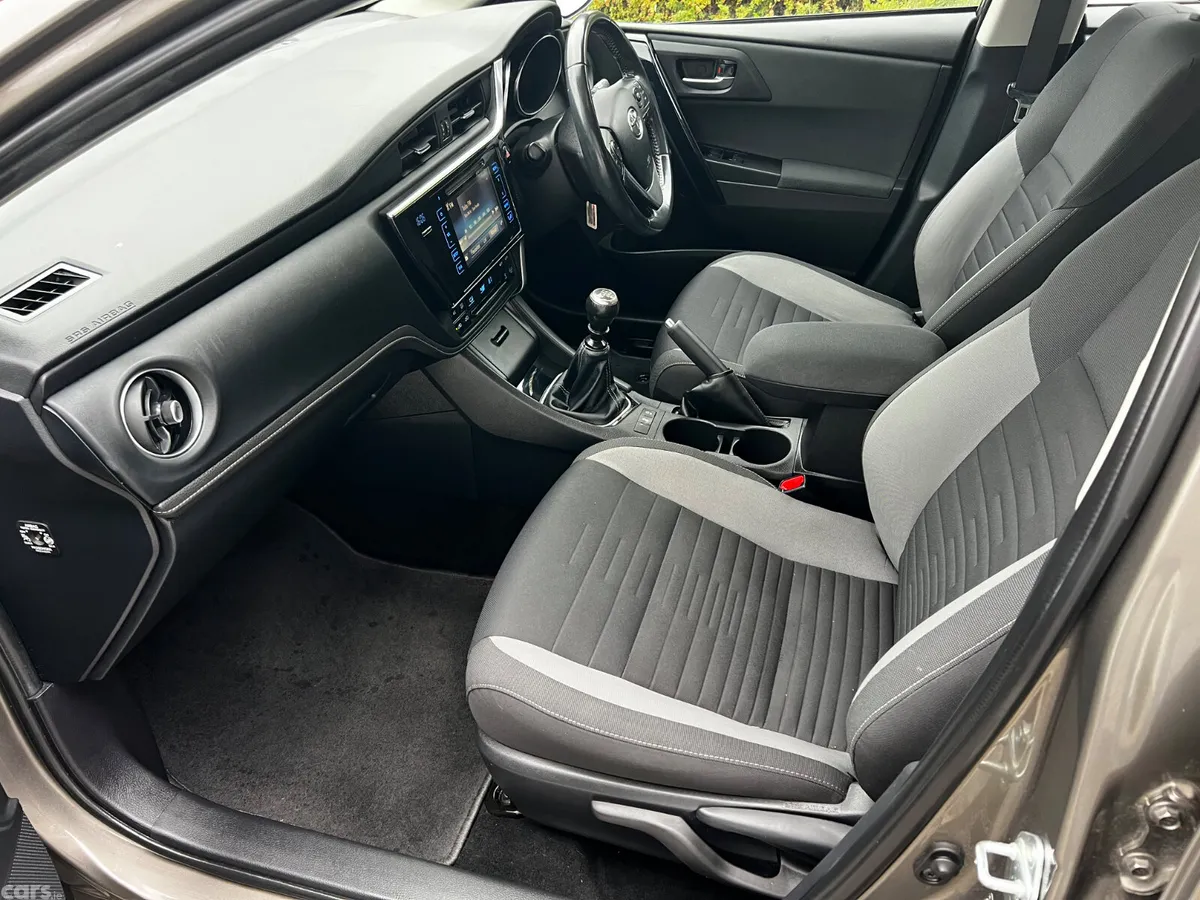 Toyota Auris Hatchback, Petrol, 2018, Grey