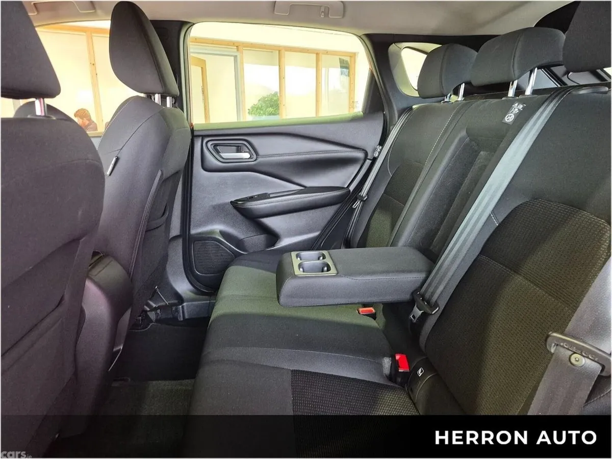 Nissan Qashqai MPV, Petrol, 2023, Red