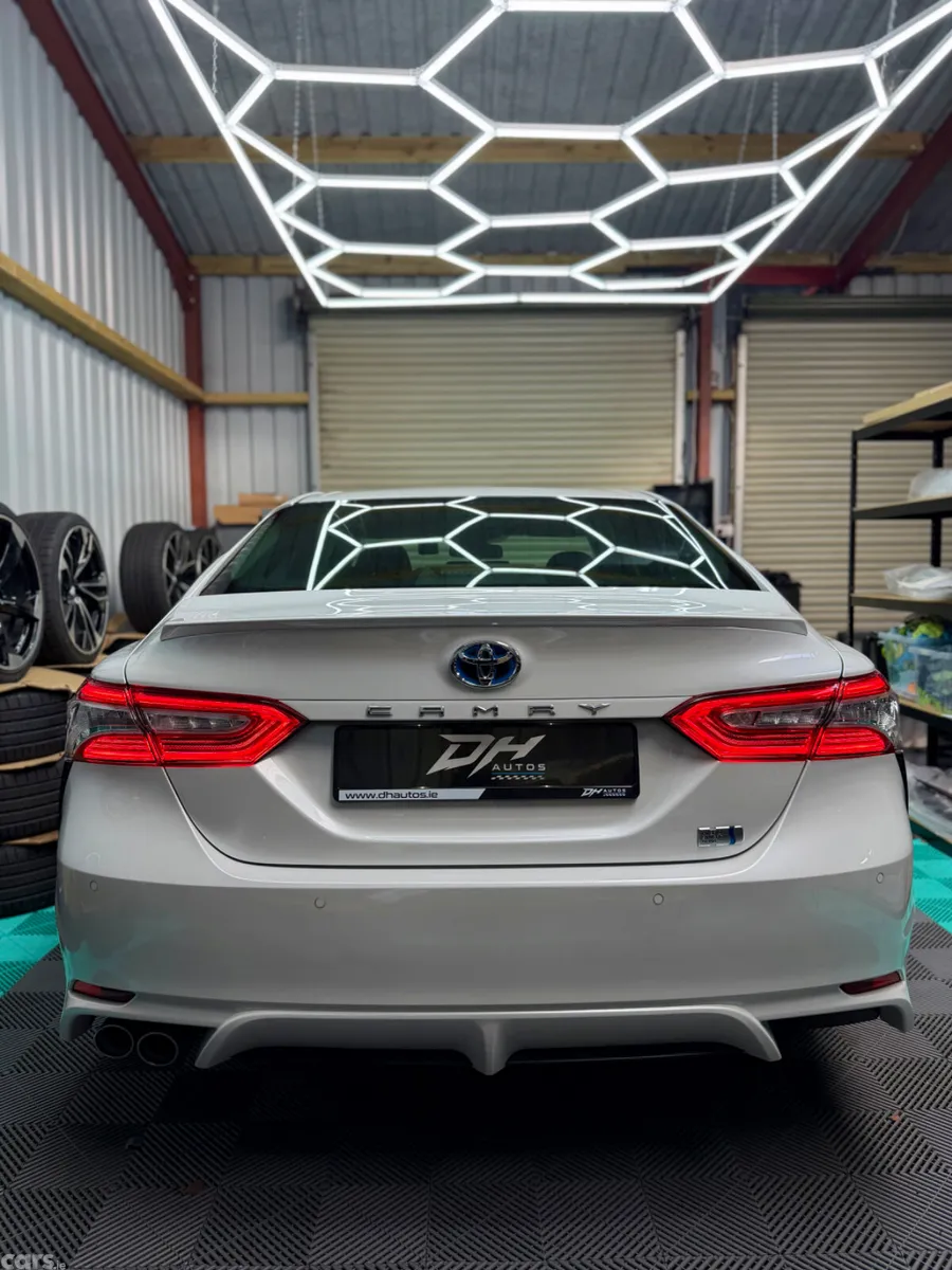 Toyota Camry Saloon, Petrol Hybrid, 2019, White