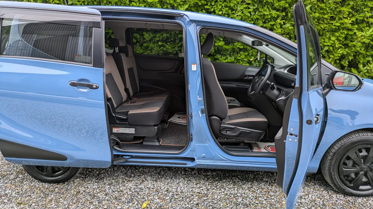 Toyota Sienta MPV, Petrol Hybrid, 2021, Blue