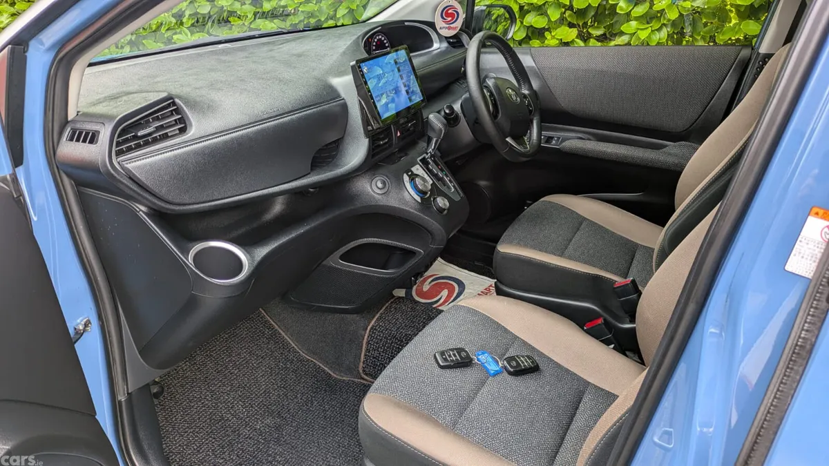 Toyota Sienta MPV, Petrol Hybrid, 2021, Blue