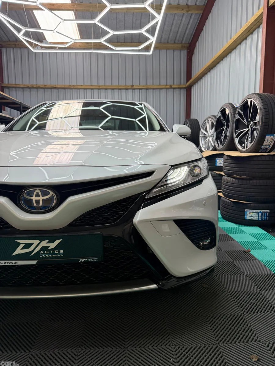 Toyota Camry Saloon, Petrol Hybrid, 2019, White