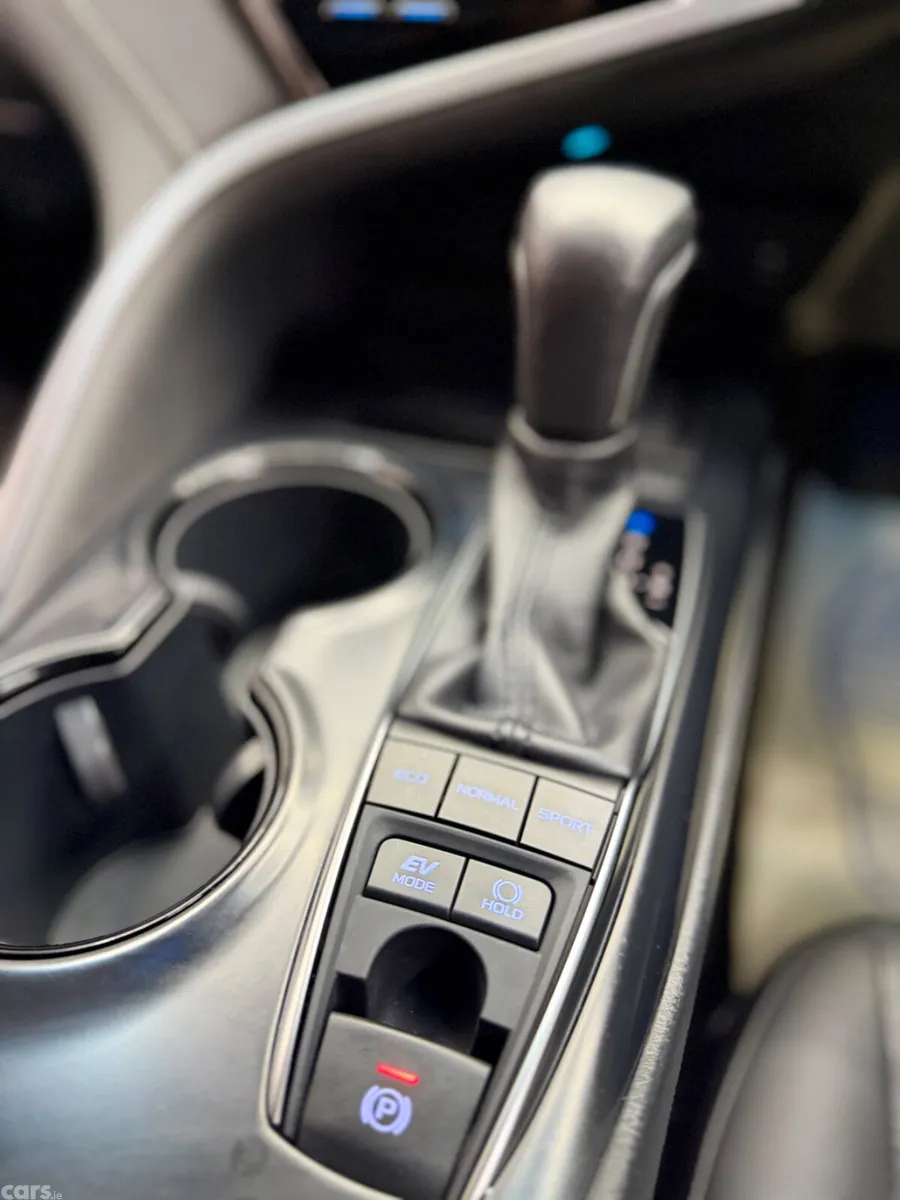 Toyota Camry Saloon, Petrol Hybrid, 2019, White