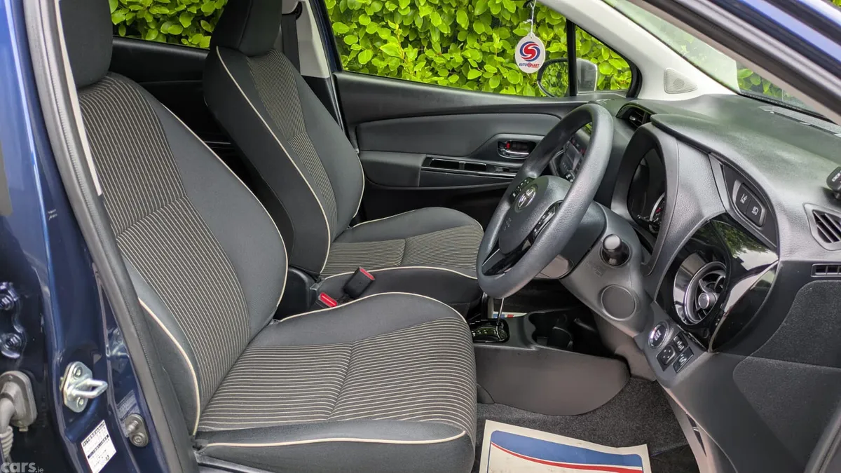 Toyota Yaris Hatchback, Petrol, 2017, Blue