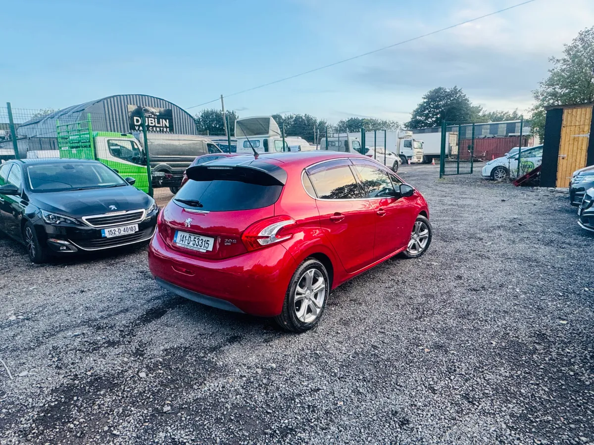 Peugeot 208 Hatchback, Petrol, 2014, Red