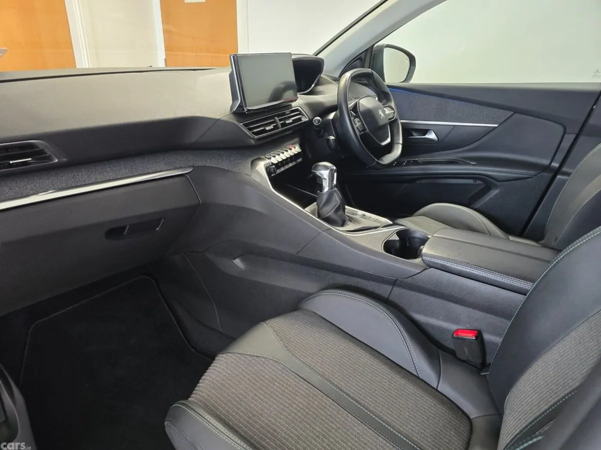 Peugeot 3008 MPV, Diesel, 2023, Grey